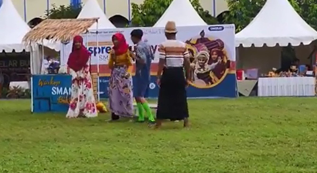 Teater SMANJI "Juragan Mako" unjuk kebolehan di halaman kantor Dinas Dikbud Provinsi NTB
