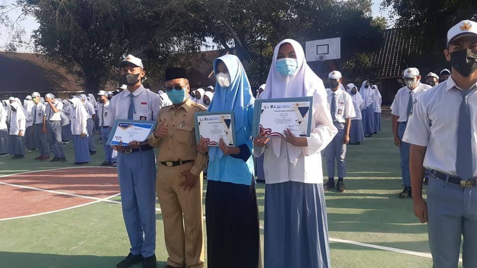 Pemberian penghargaan kepada Finalis Lomba FLS2N