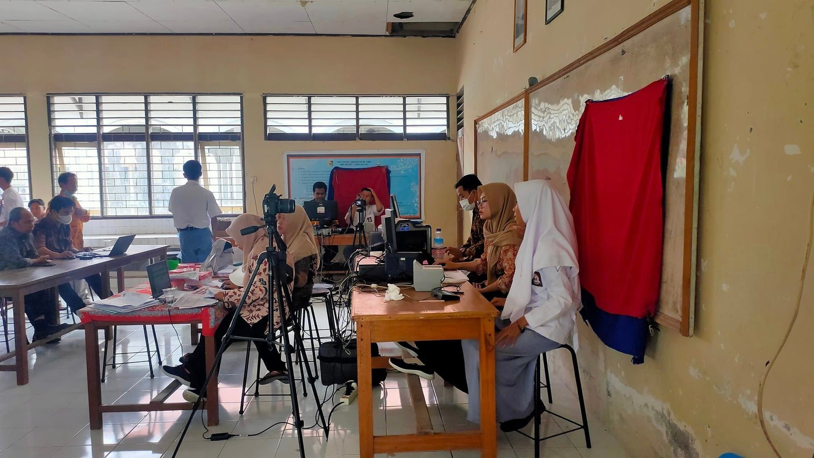 Perekaman e-KTP oleh Tim dari Dinas Dukcapil Kab. Lombok Timur. 